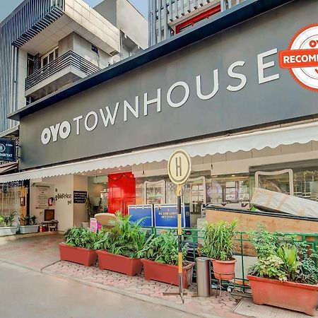 Hotel Vaccinated Staff- Oyo Townhouse 105 Khar West Station Bombaj Zewnętrze zdjęcie