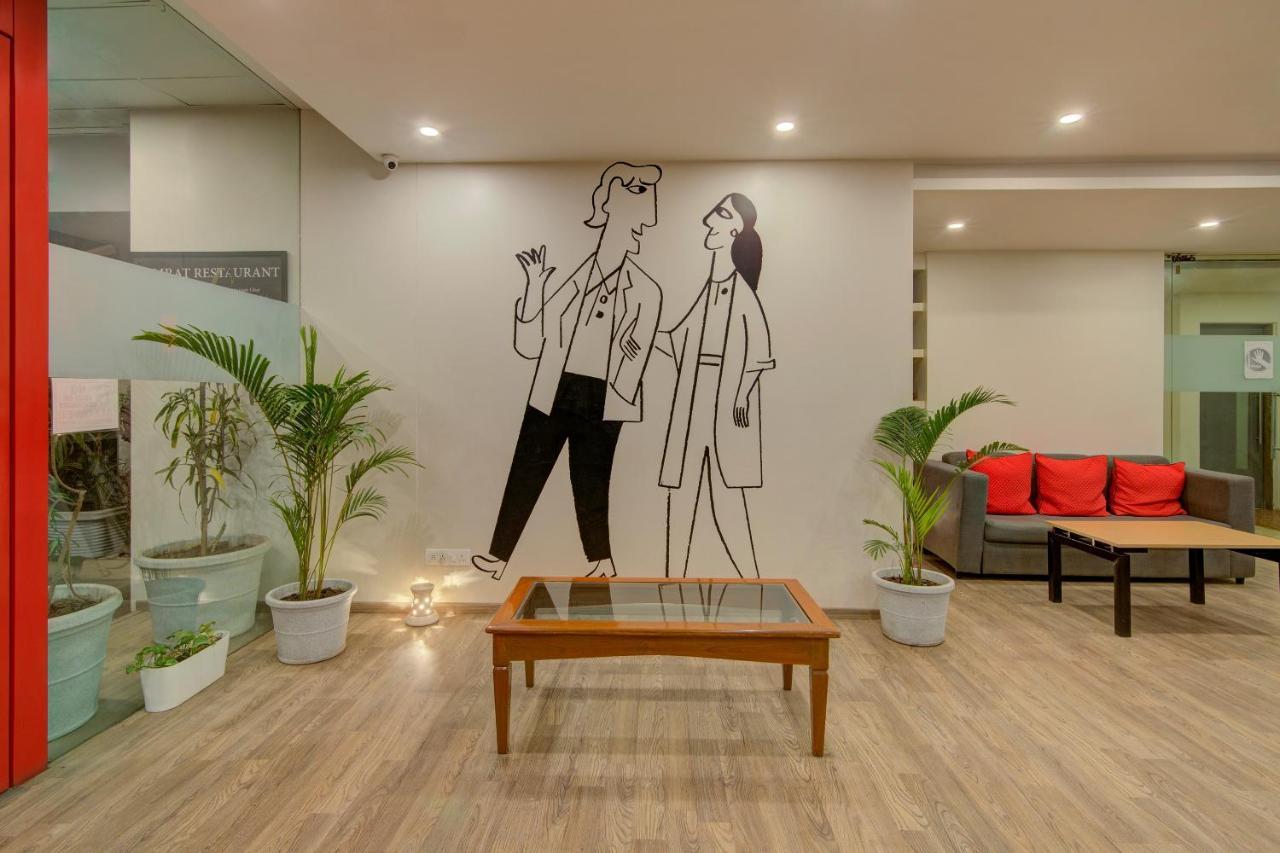 Hotel Vaccinated Staff- Oyo Townhouse 105 Khar West Station Bombaj Zewnętrze zdjęcie