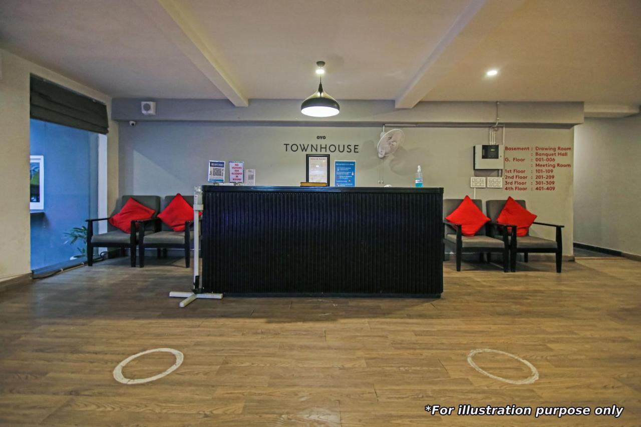 Hotel Vaccinated Staff- Oyo Townhouse 105 Khar West Station Bombaj Zewnętrze zdjęcie