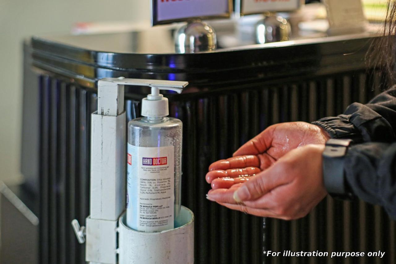 Hotel Vaccinated Staff- Oyo Townhouse 105 Khar West Station Bombaj Zewnętrze zdjęcie