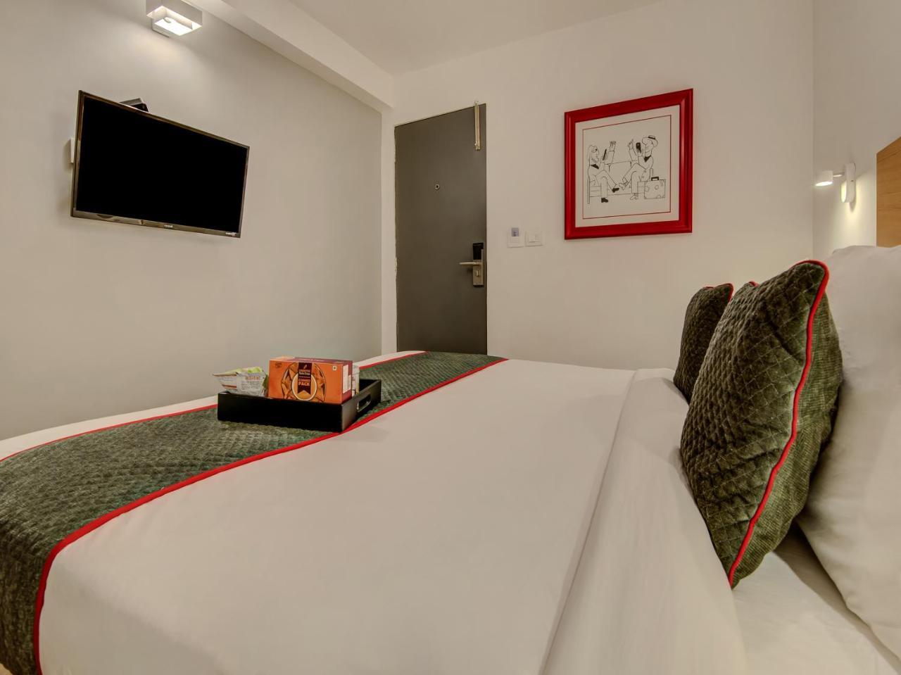 Hotel Vaccinated Staff- Oyo Townhouse 105 Khar West Station Bombaj Zewnętrze zdjęcie