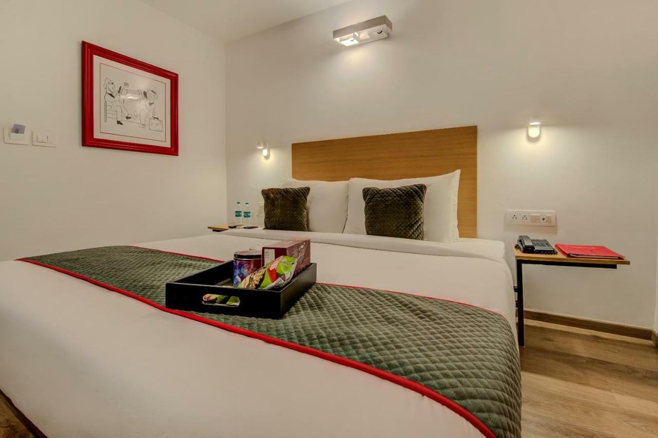 Hotel Vaccinated Staff- Oyo Townhouse 105 Khar West Station Bombaj Zewnętrze zdjęcie