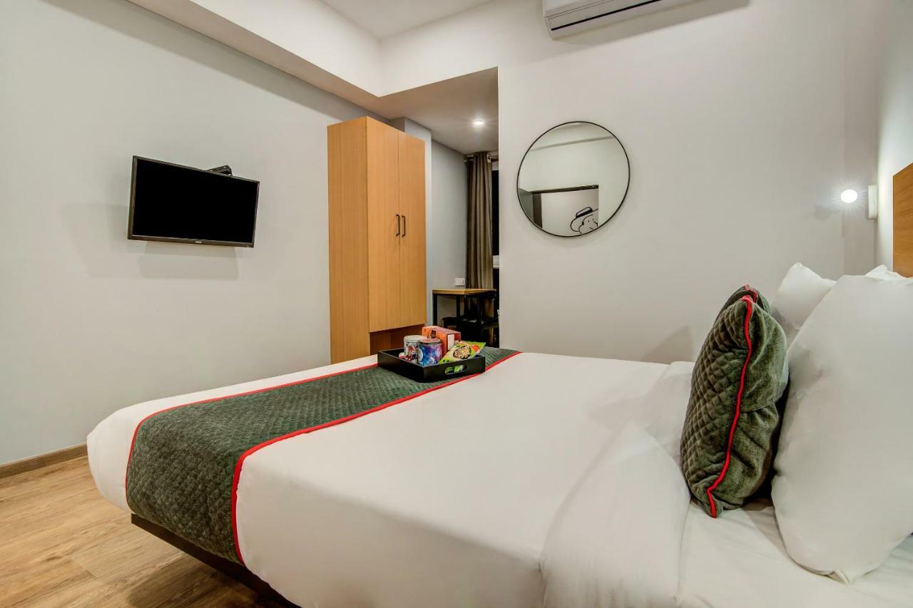 Hotel Vaccinated Staff- Oyo Townhouse 105 Khar West Station Bombaj Zewnętrze zdjęcie