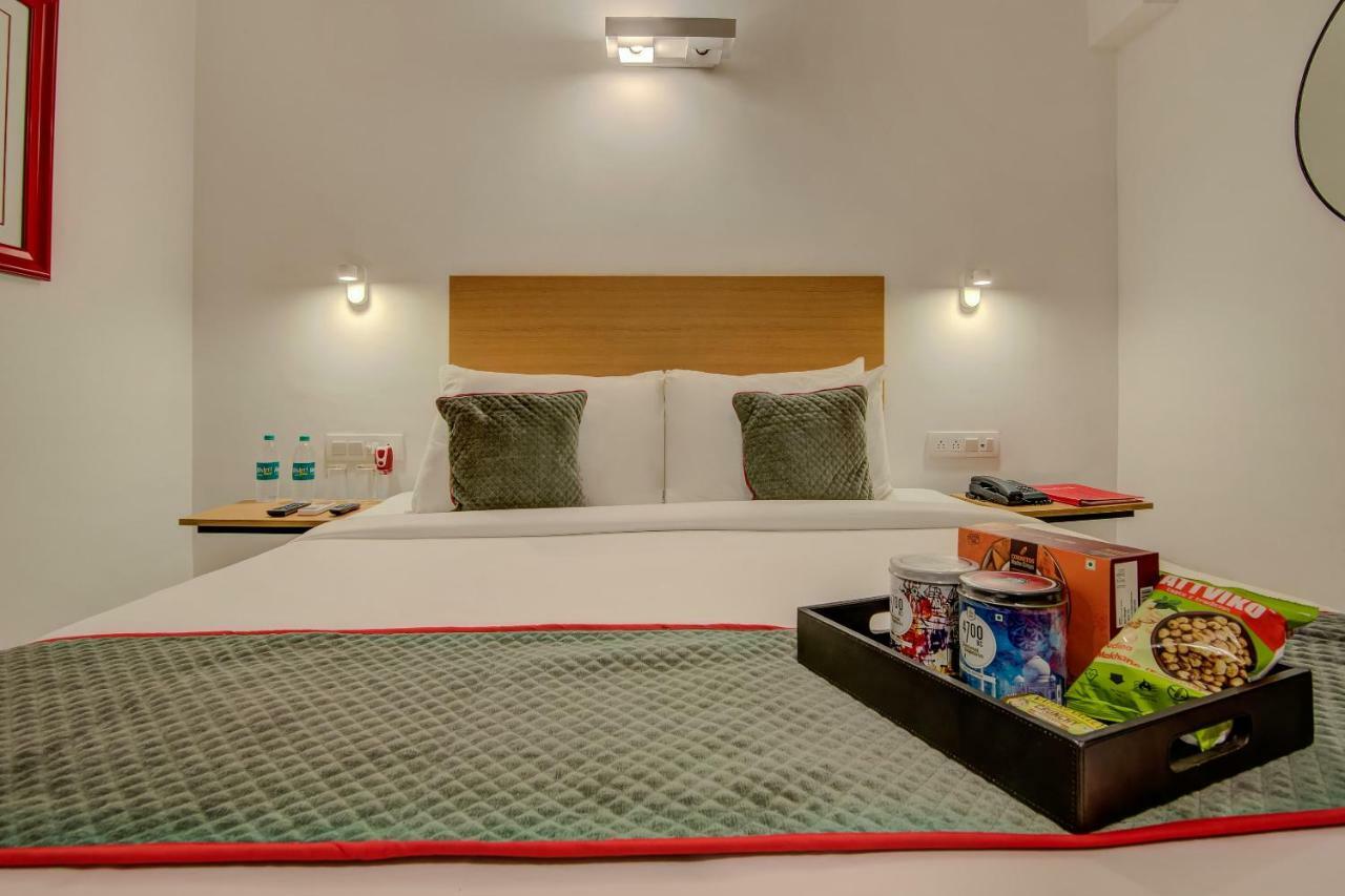 Hotel Vaccinated Staff- Oyo Townhouse 105 Khar West Station Bombaj Zewnętrze zdjęcie