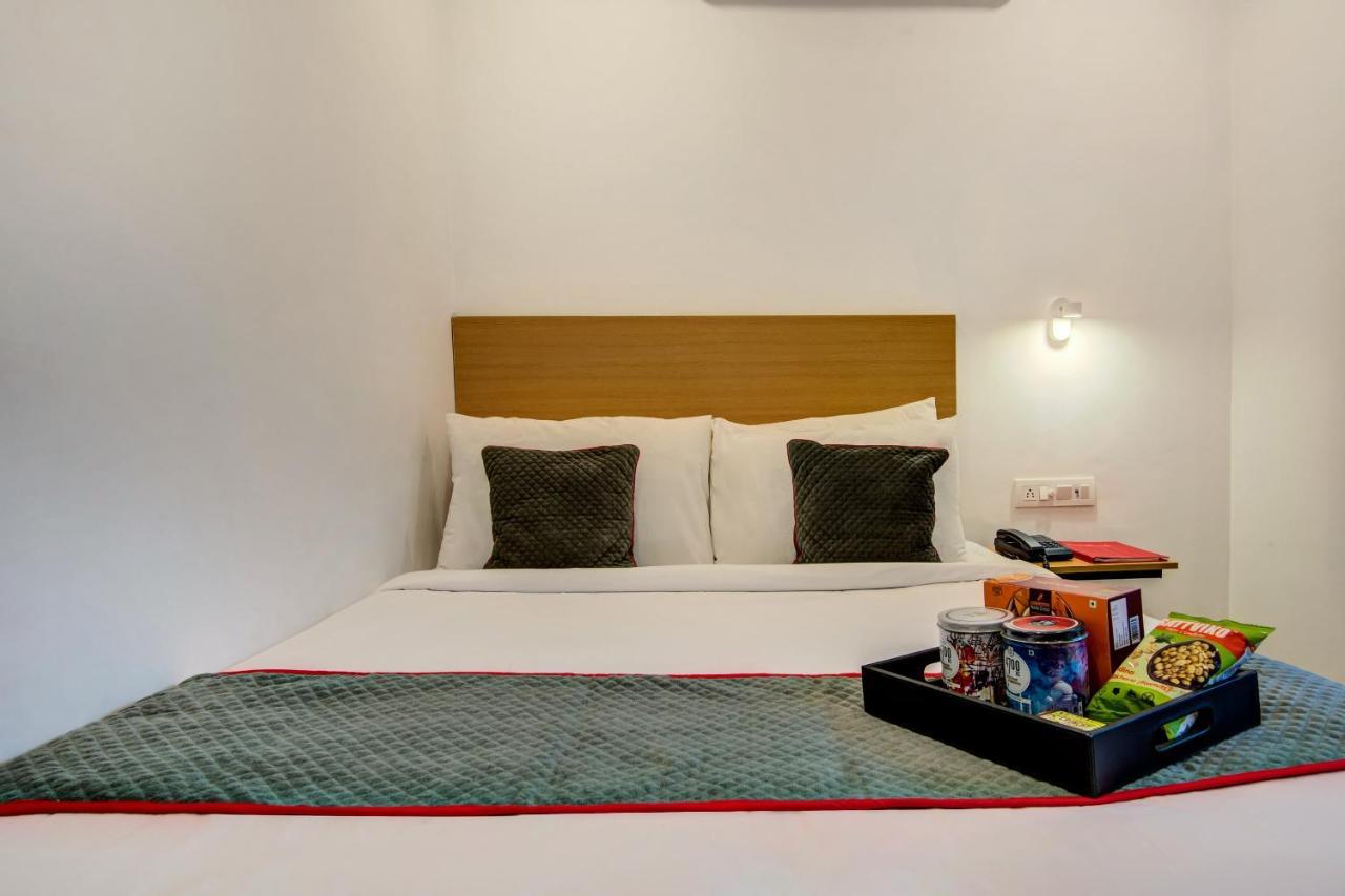 Hotel Vaccinated Staff- Oyo Townhouse 105 Khar West Station Bombaj Zewnętrze zdjęcie