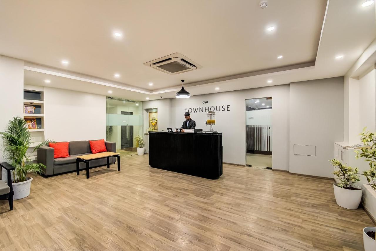 Hotel Vaccinated Staff- Oyo Townhouse 105 Khar West Station Bombaj Zewnętrze zdjęcie