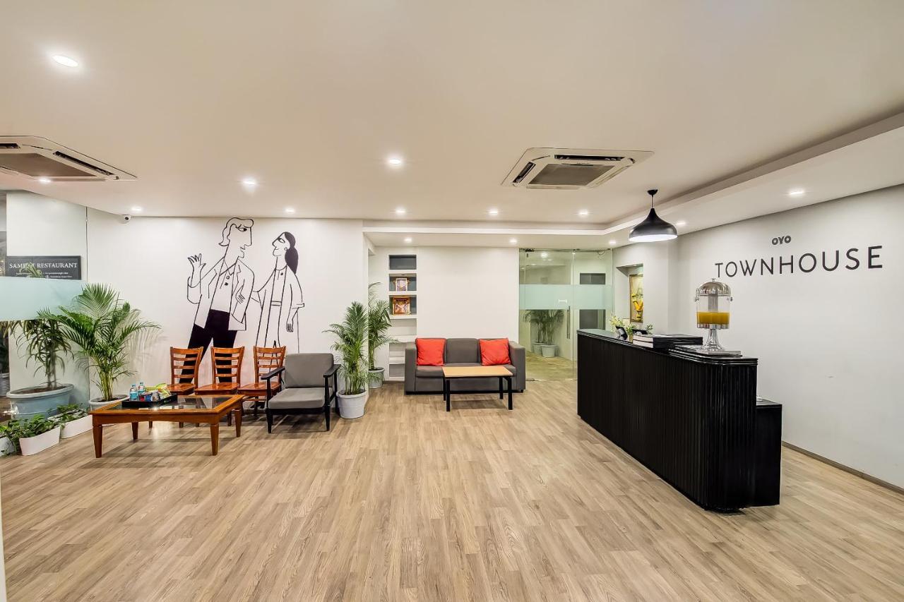 Hotel Vaccinated Staff- Oyo Townhouse 105 Khar West Station Bombaj Zewnętrze zdjęcie